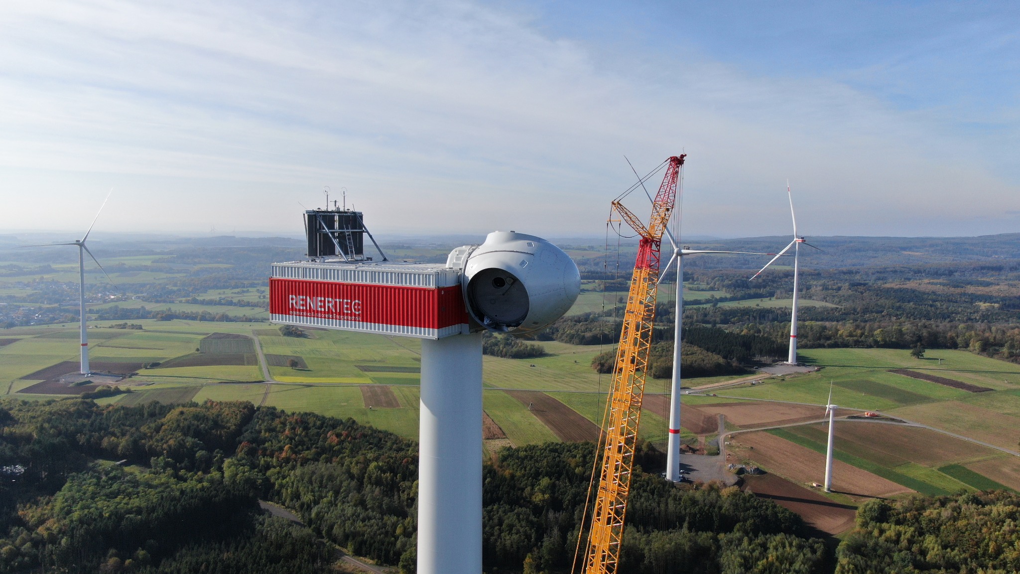 Originalaufnahme einer RENERTEC-Windenergieanlage während der Montage